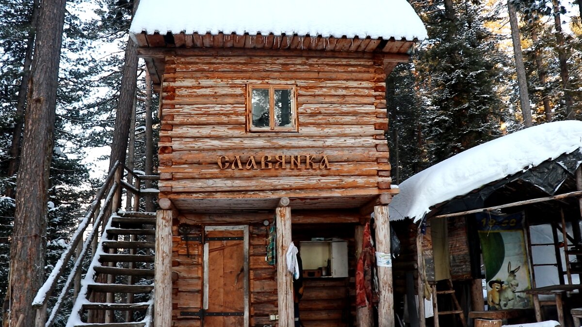 Изба "Славянка".  Кадр из моего видео, который можно найти на канале Игорь Лесник.