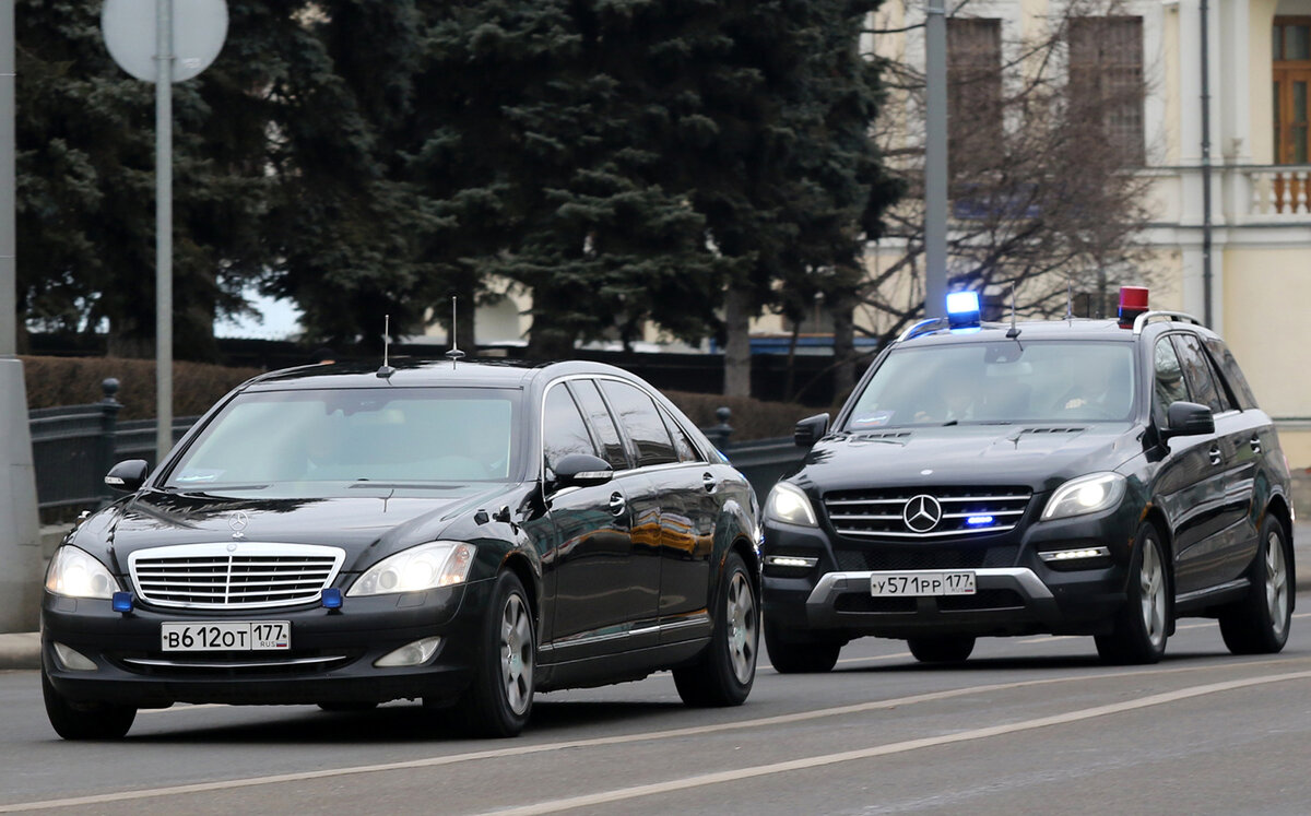 Роллс ройс фантом кортеж. Кортеж усманова в москве. Кортеж медведева 2021. Аурус 776. Aurus-41231.