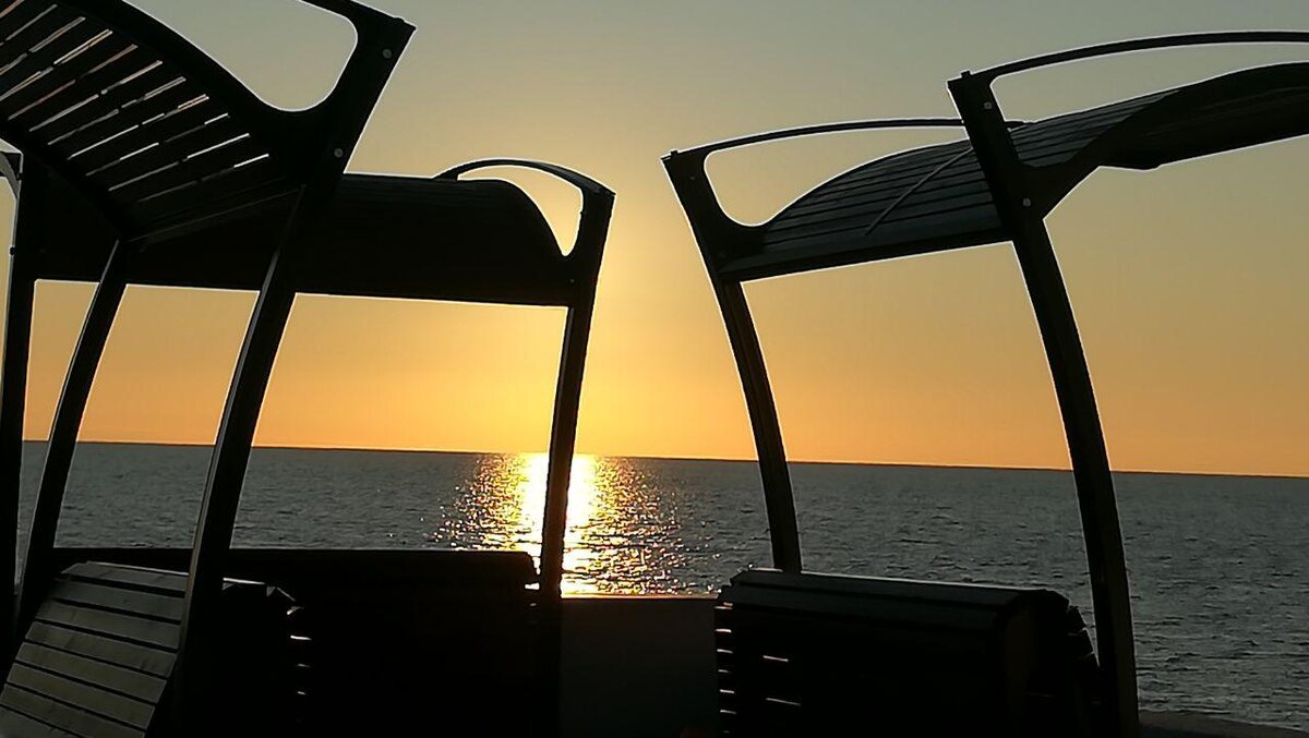 На французской стороне, на другой планете