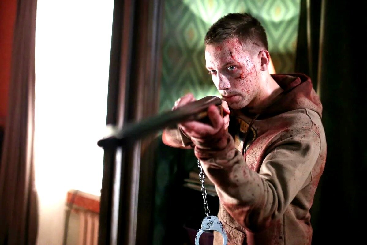 Скиф Куница берёт ружьё... А если серьёзно, то за Александра Кузнецова можно только порадоваться. И без работы талантливый парень не сидит, и в карикатурную личность, как его тёзка и ровесник Петров, не превращается.