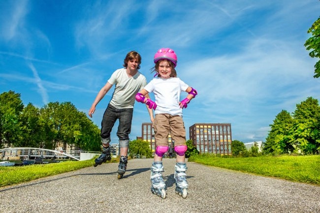 Мышцы маленького ребенка не в состоянии справиться с большими нагрузками во время катания на роликах.
