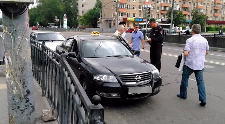 Уникальный случай: полицейский заинтересовался бомбилами (фото - vk.com)