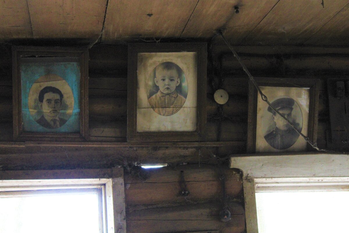 Зашла в заброшенный старый дом, со стен из портретов смотрели лица бывших хозяев, показываю, что еще увидела внутри