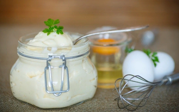 Магазинный майонез не полезен никому, однако если вы заправите салат одной чайной ложкой майонеза собственного приготовления, ничего страшного не случится. По сути майонез – это яичный желток, растительное масло и горчичный порошок (с вариациями в зависимости от рецепта). В небольшом количестве этот соус может значительно улучшить вкус вареных овощей, от которых дети обычно не в восторге. Это не значит, что нужно заливать все блюда домашним майонезом, но и полностью исключать его из меню ребенка нет необходимости. Помните, что у домашнего майонеза крайне короткий срок хранения (не больше 2-3 суток в холодильнике). Поскольку в его состав входят сырые желтки, не рекомендуется давать этот продукт детям до трех лет. Яйца используйте только самые свежие, с целой скорлупой, иначе риск заражения сальмонеллами значительно возрастает.