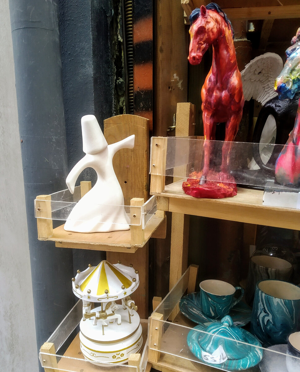 На улице много художественных салонов с авторской керамикой и занятными вещицами. Здесь можно найти действительно необычные сувениры.