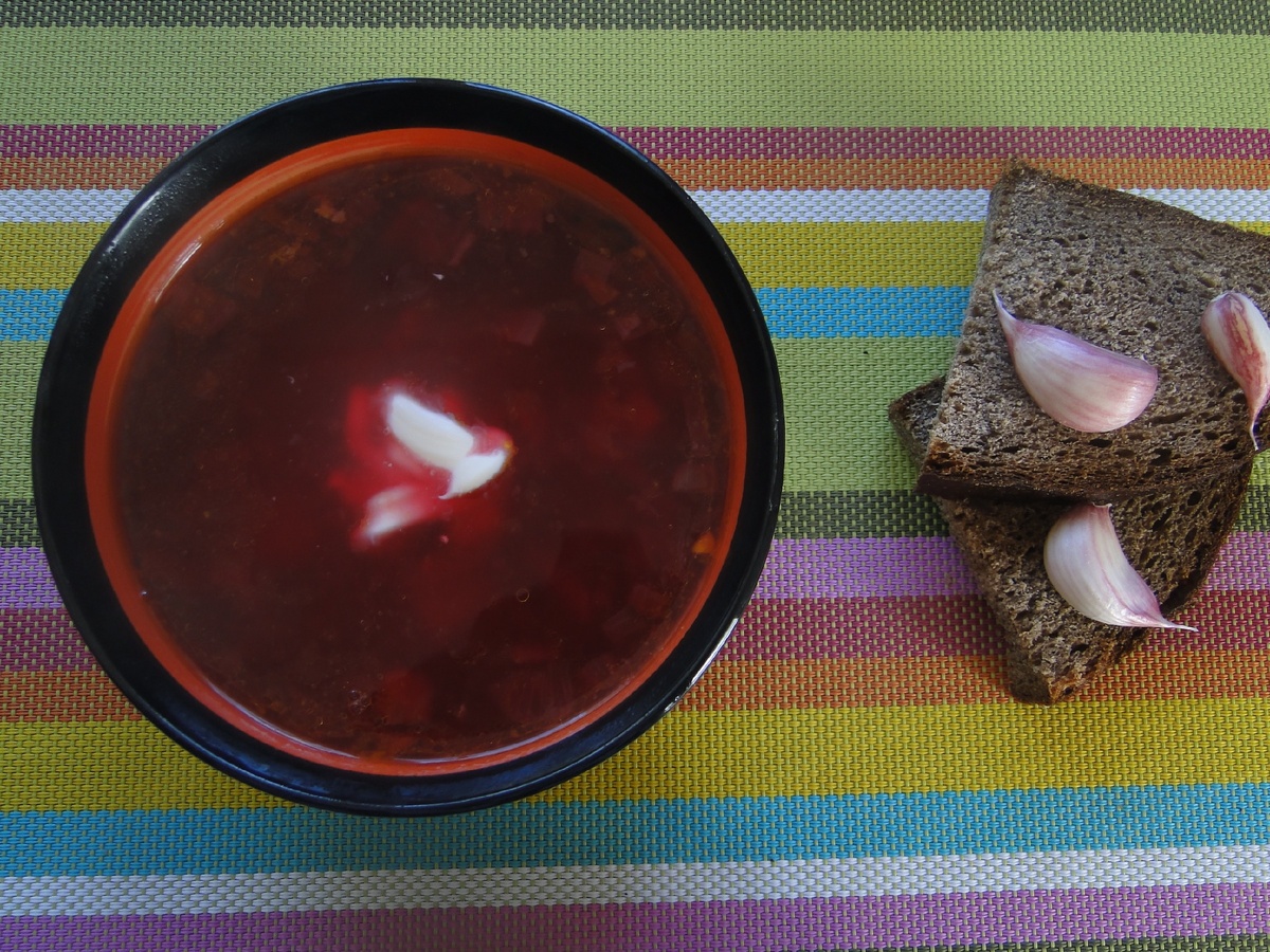 Борщ домашний на говяжьем мясокостном бульоне. Примерная калорийность этой порции с хлебом и сметаной 500 Кк, примерная стоимость 40 р.