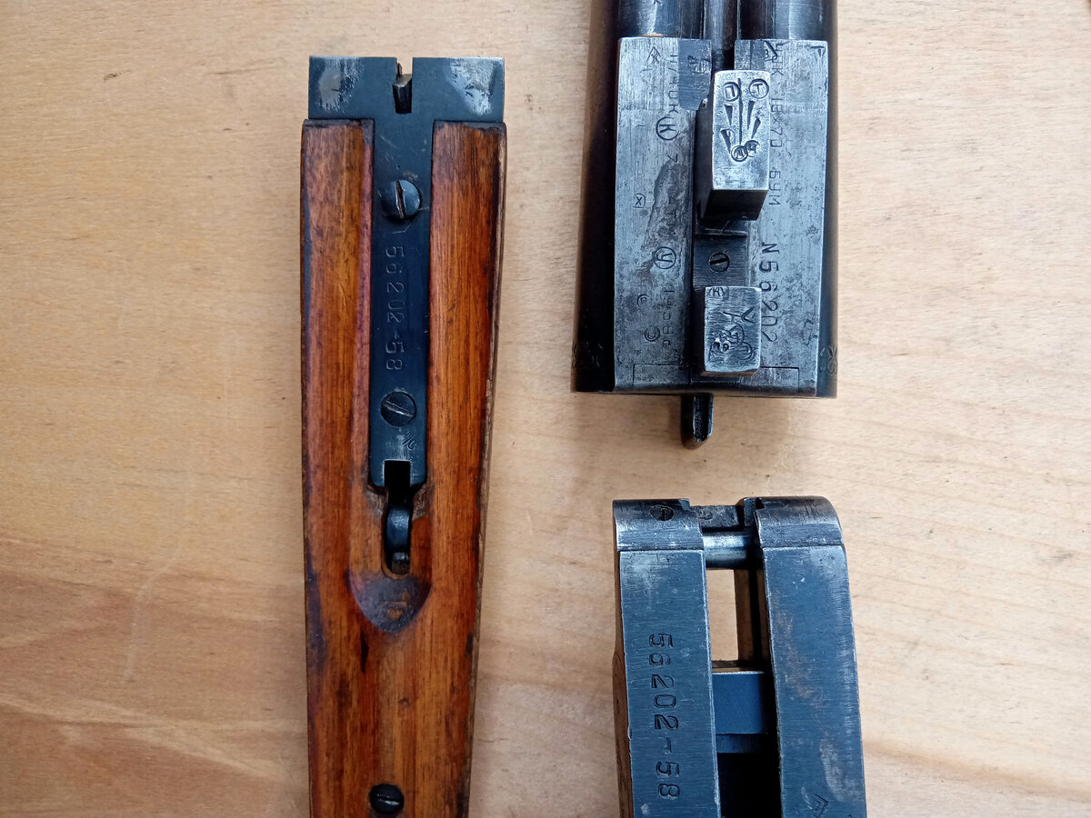 Номер оружия на блоке стволов, ствольной коробке и цевье. Фото автора