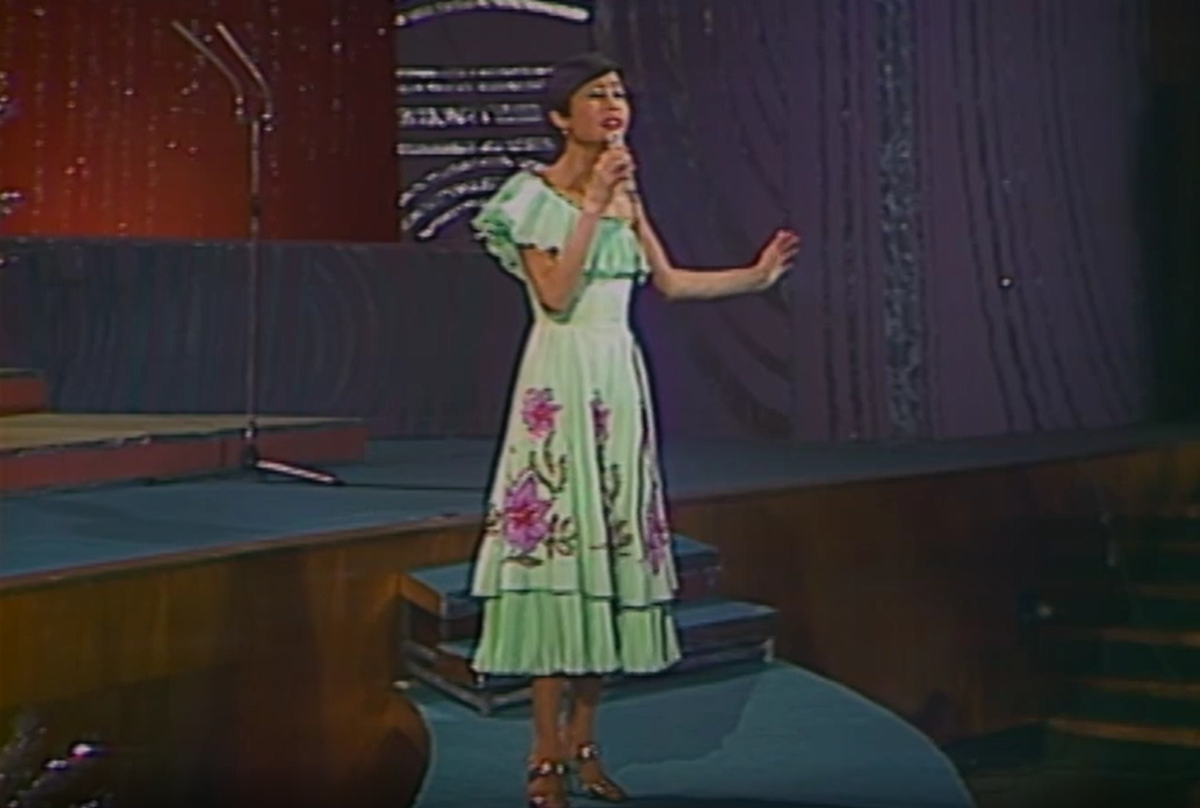 Роза Рымбаева "Любовь настала". Кадр из программы "Песня 79. Финал"