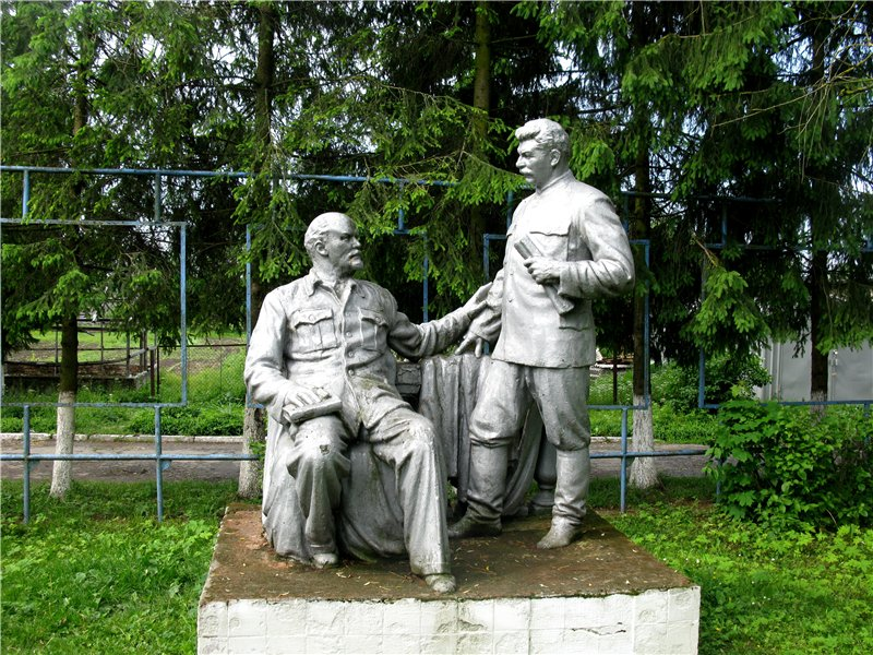 Памятник ленин и сталин на скамейке