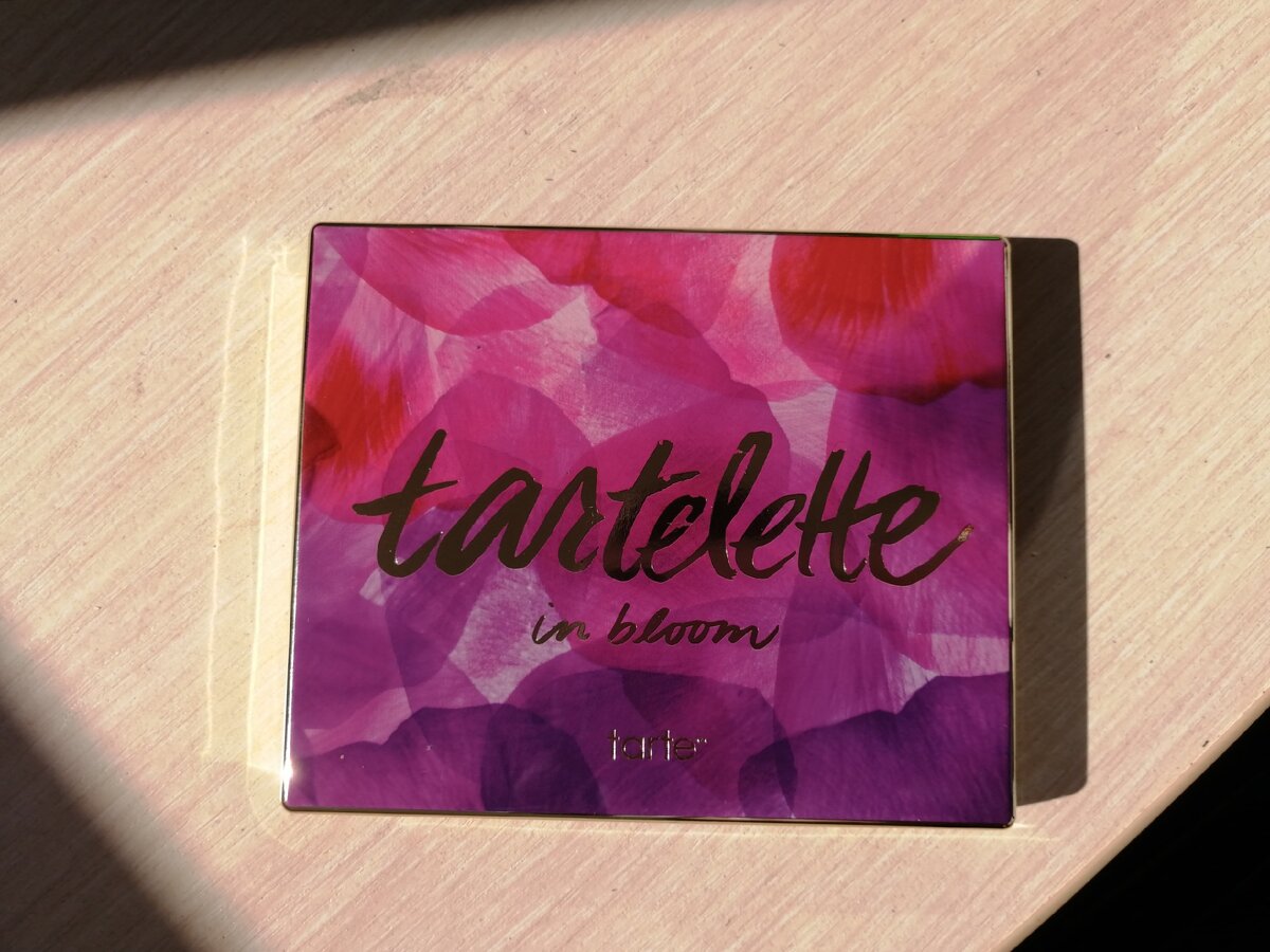 лицевая сторона палетки Tartelette in bloom от Tarte