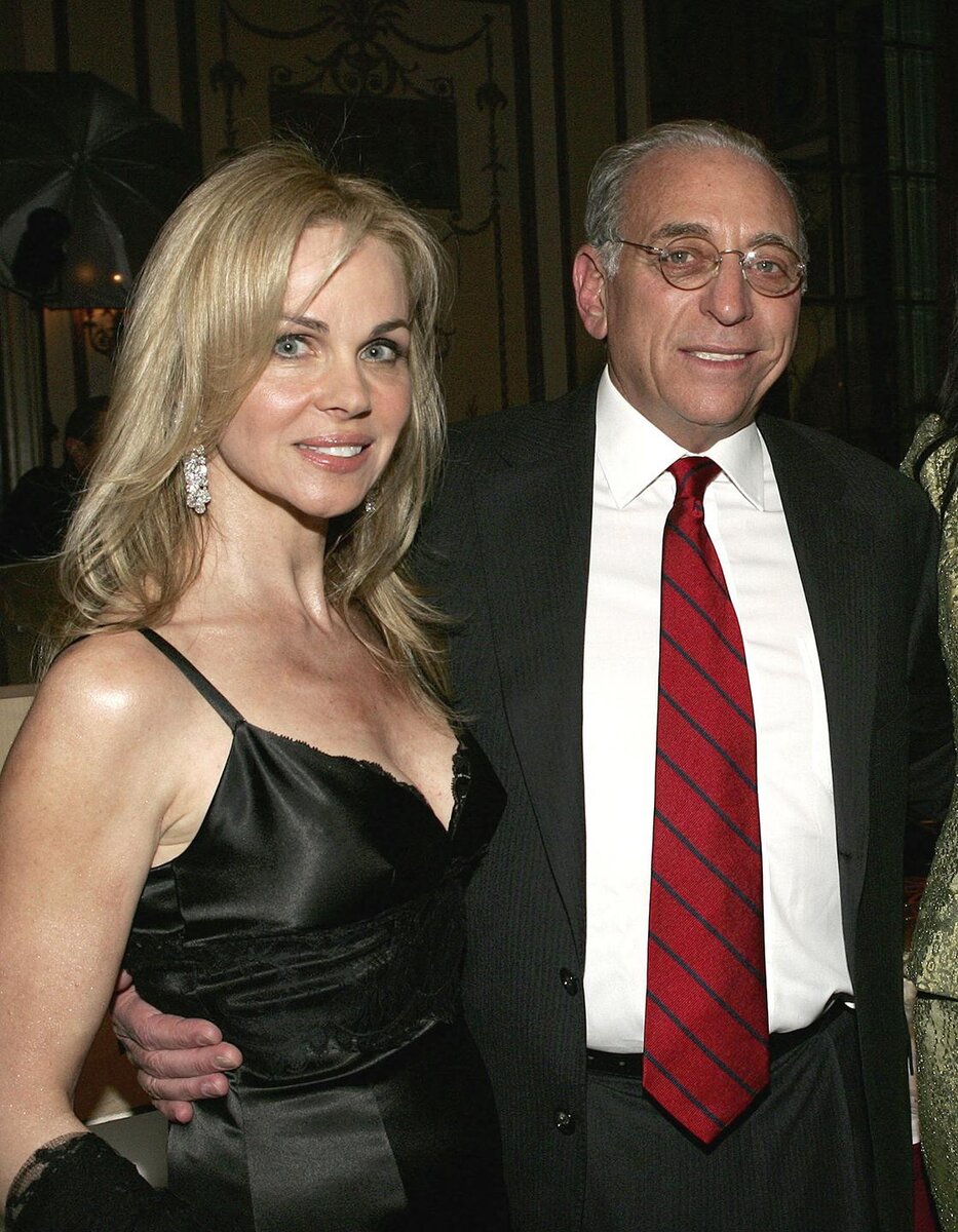 И с супругом