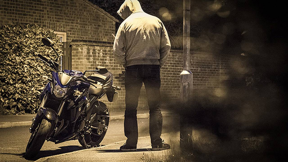 кража мотоцикла. угон мотоцикла. кража мотоцикла. угнал мопед. угонщик байков.