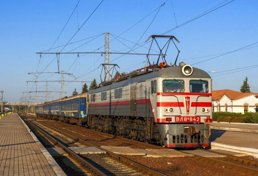 ВЛ-8. Таких старичков еще много бегало на Донбассе, до 2014 года. На украинской стороне они до сих пор работают. 