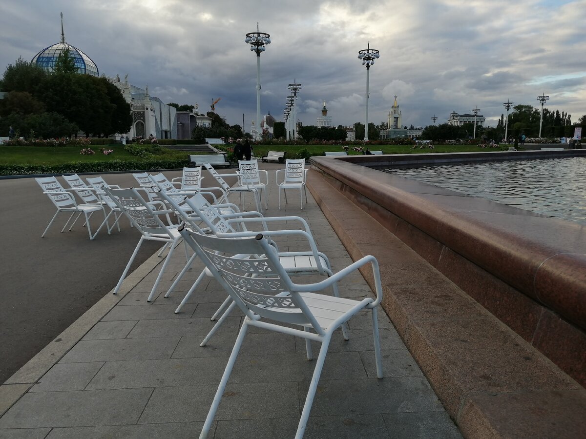 Бесплатные стулья у фонтанов на ВДНХ. Отличная идея. Фото Светы Давыдовой