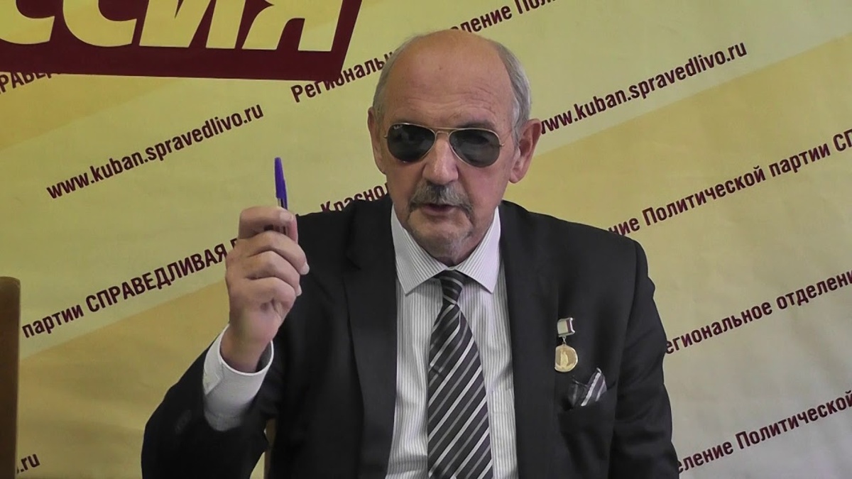 Это академик Сергей Комков, главный редактор газеты "Президент" читали такую газету?