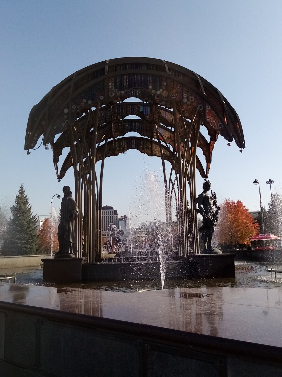 Фонтан "времена года" на Цветном бульваре. Злые языки сравнивают витражный полог с грибом ядерного взрыва)))