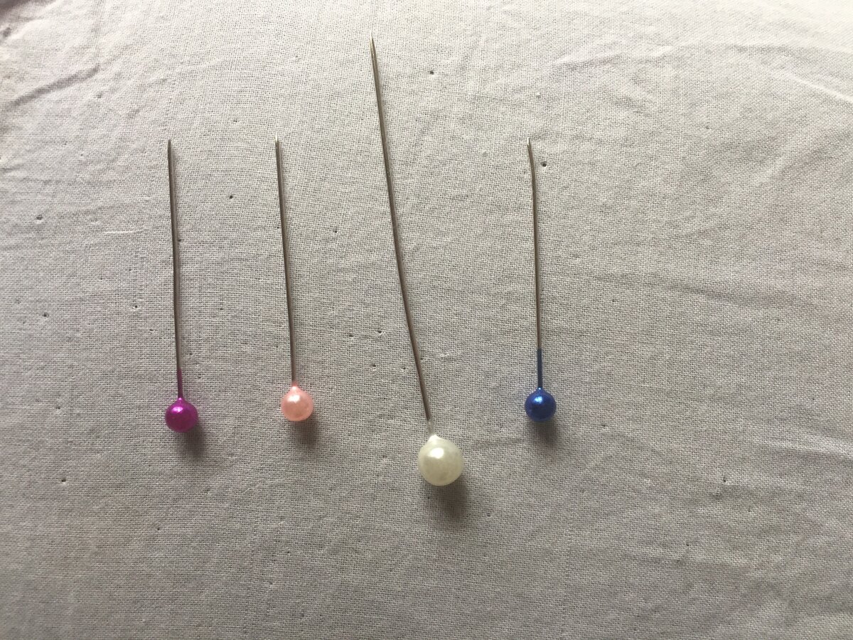 Вот иголки и булавки выползают из-под лавки...