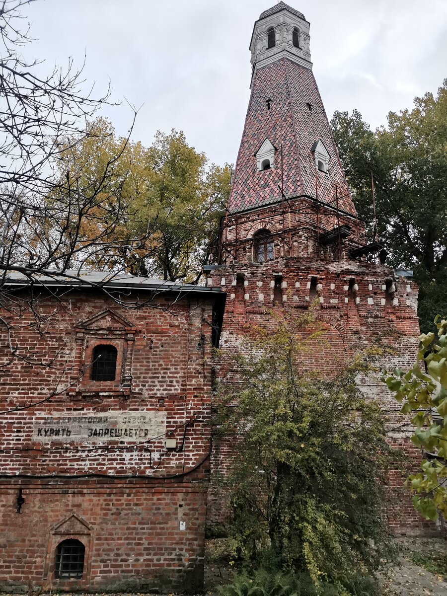 Прилегающее к Кузнечной башне сооружение сохранило надпись, напоминающую о "пролетарском" прошлом монастыря