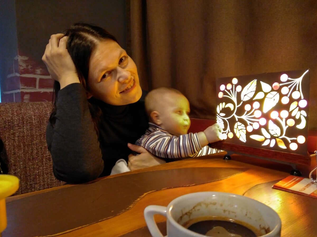 Многие кормящие мамы отказываются от кофе. Я начала пить кофе через 3 месяца после родов, а кормила 2 с половиной года. И могу сказать авторитетно - кофе, выпитый мамой, никак не влияет на ребенка. Точнее не так: влияет. Но исключительно положительно: если мама довольна, то и ему хорошо.