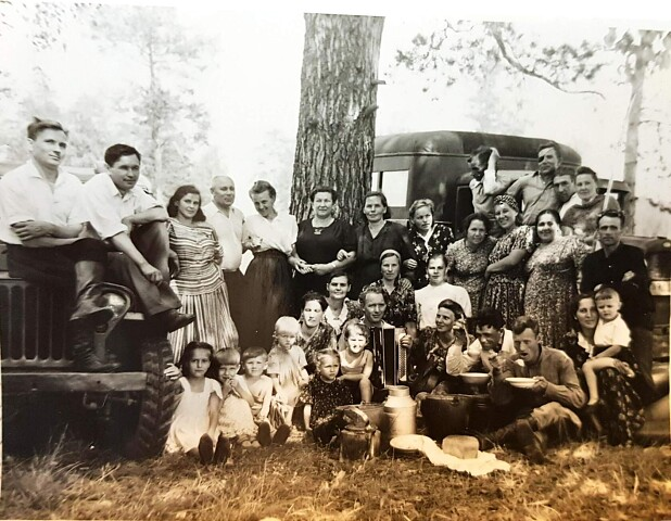 Жители поселка Исток на пикнике, 1952. Фото из архива Р. Балдина, https://ok.ru/group/55788661113082