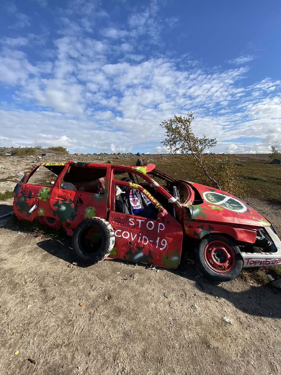 Машина возле «гаишника»,одна из достопримечательностей по дороге
