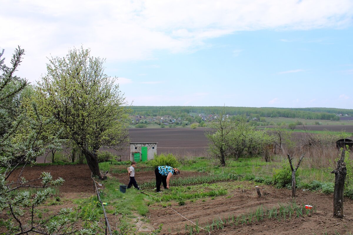 Старший сын помогает бабушке по хозяйству. Фото из семейного архива