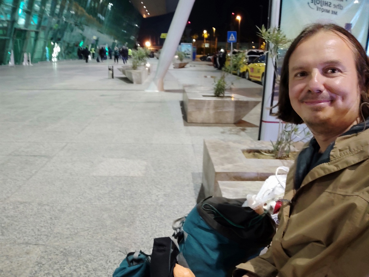 Сидеть нужно в темноте, на холоде, на каменных цветниках - лавок нет!