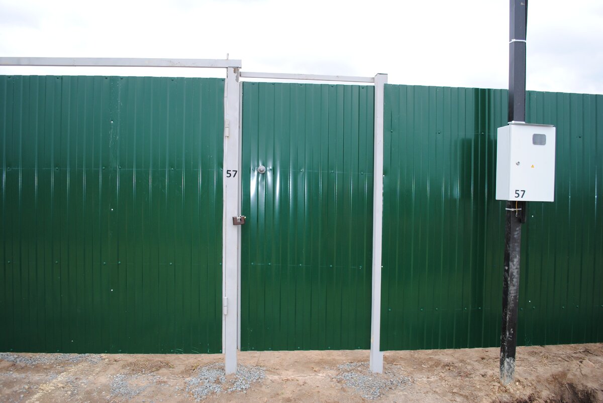 Щит возле калитки, начало.