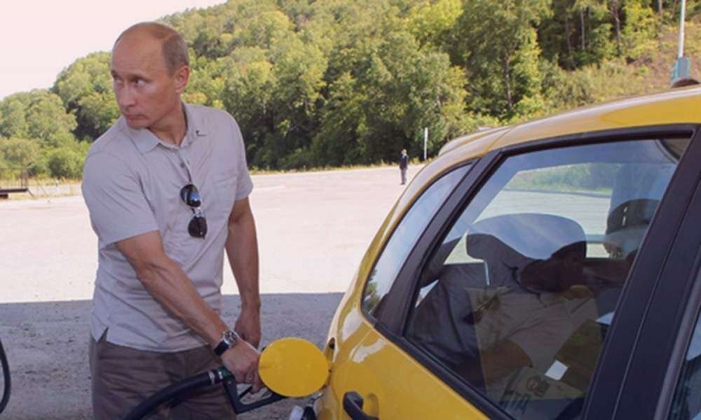 Кстати в своём офицерском прошлом видел В. Путина, он действительно не многим выше Лады Калины. А сзади одиноко скучает сотрудник, дескать "заправка не работает".