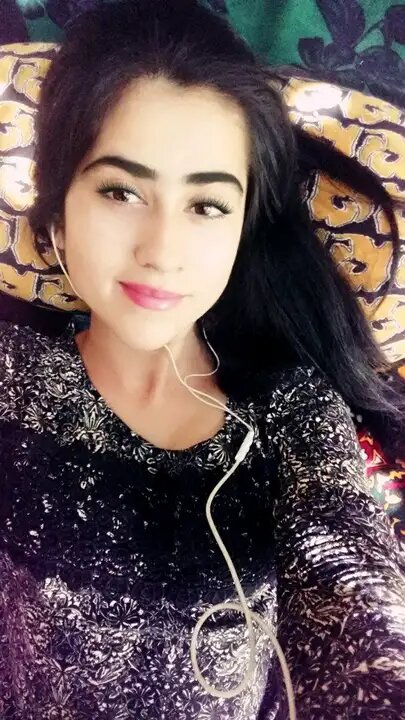 Таджичка с телефоном. Яндекс картинки