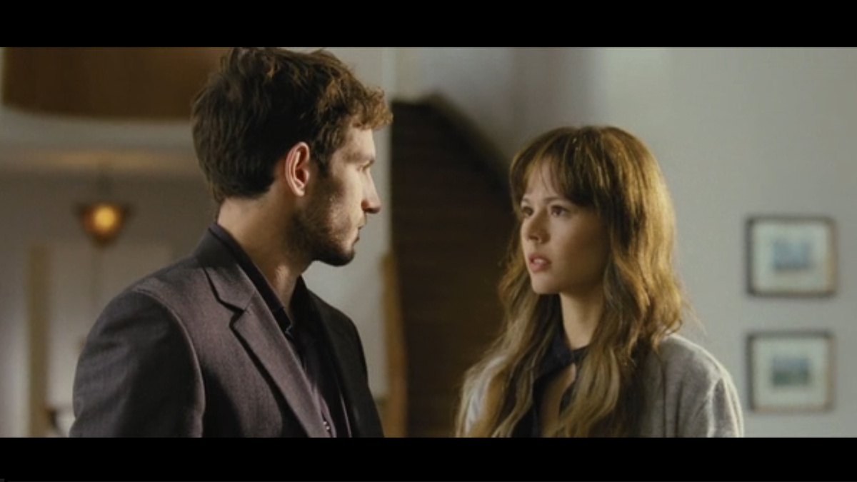 Кадр из фильма (Фабиана узнаёт что девушка Адриана бесследно пропала)