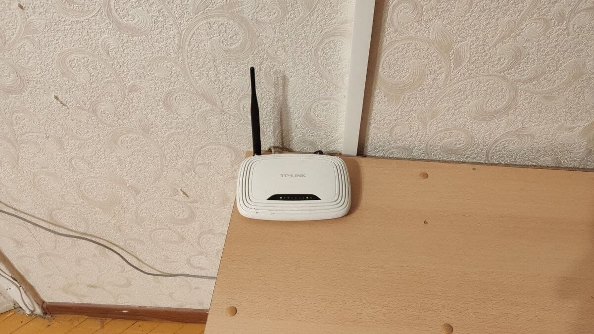 Это мой роутер, который стоит прямо около стенки