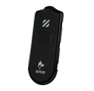 Система входа без ключа Shepherd Lock компании PassiveBolt получила приз за инновации CES 2020 в высококонкурентной категории умных домов. Непосредственно в самой "умной" лицевой панели, являющейся несущей конструкцией замка, скрыта электроника, в том числе емкостные сенсорные элементы управления, контактные площадки для дальнейшего подключения и светодиоды для отображения состояния замка. (Рисунок © TaktoTec) Как и в автомобиле при доступе без ключа, замок Shepherd Lock запирает и отпирает дверь, просто прикоснувшись к его чувствительной поверхности, при условии, что при вас смартфон или брелок с виртуальным ключом. Владелец помещения может проверять состояние замка через мобильное приложение, и устройство предупреждает владельца и блокирует замок, если злоумышленник попытается взломать или отключить замок.  
