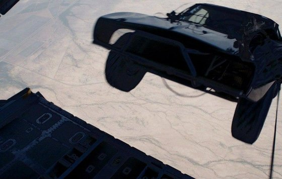 кадр из фильма "Форсаж 7"