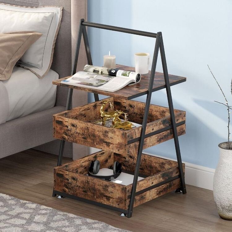 Прикроватный столик для организации пространства. Источник: Etsy.com