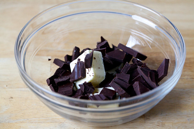 Шоколад и масло в миске