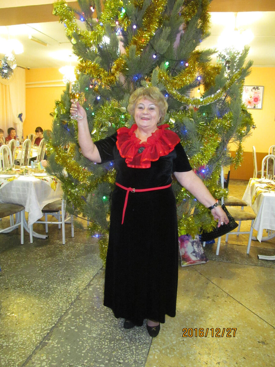 Это же платье. Использовала жабо от пеньюара и поясок от другого платья