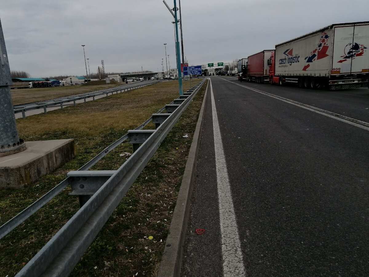 Пограничный переход "Хоргош" на выезде из Сербии в Венгрию - один из главных путей экспорта сербских товаров в ЕС. Март 2020 года, фото автора.