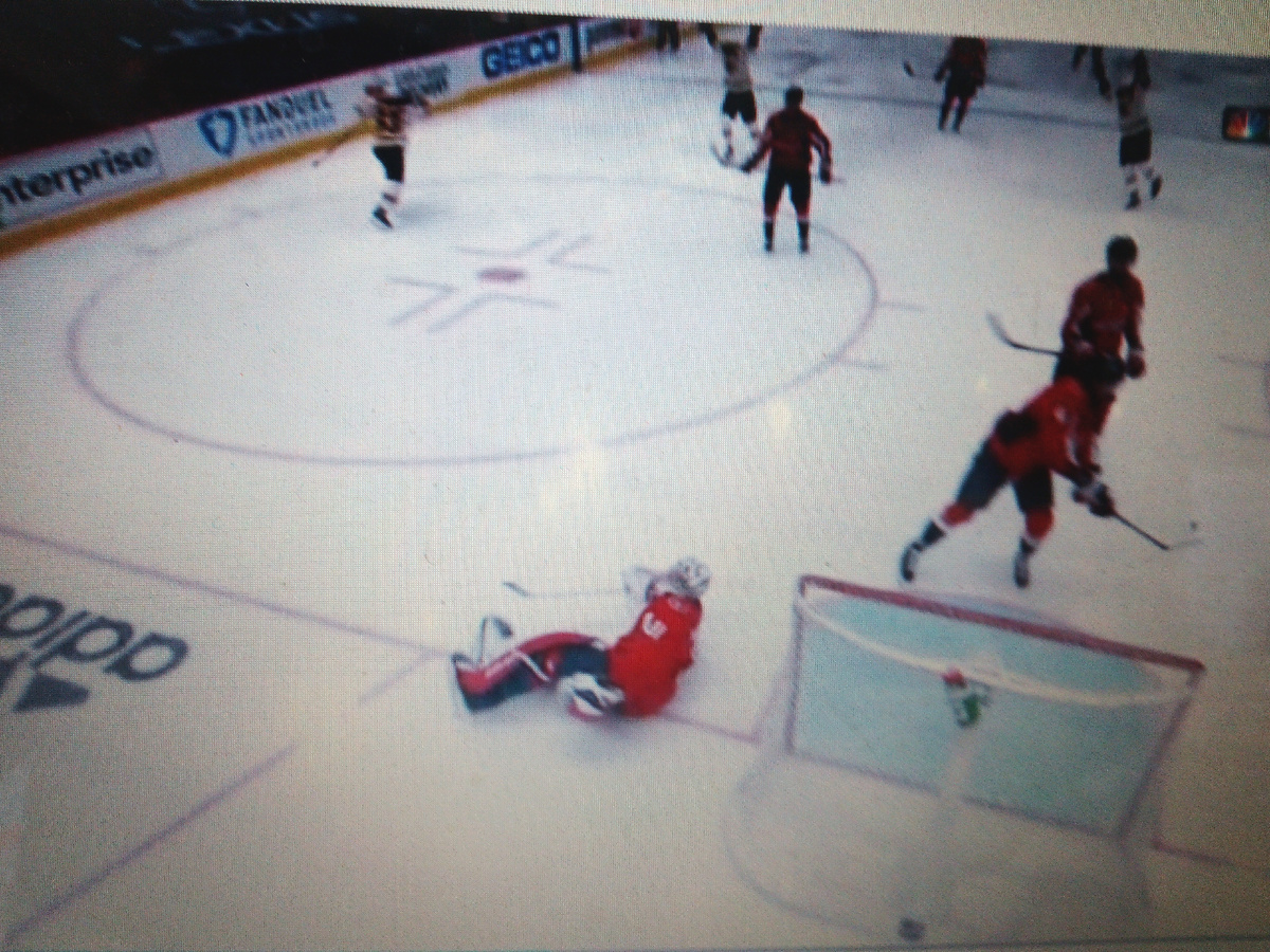 Андерсон укатился в падении за ворота даже,но это уже не спасло... Победная шайба "Бостона".