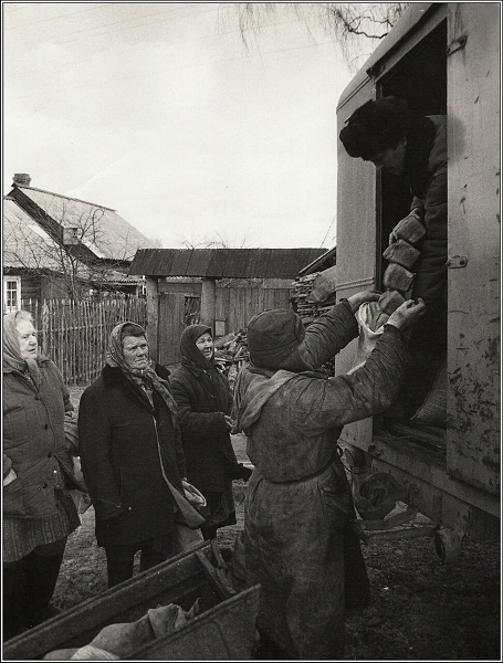 КАРТИНКА ВЗЯТА ИЗ ИНТЕРНЕТА. НО ВСЕ КАК У НАС В ДЕРЕВНЕ: ДОМ, ЗАБОРЫ, ВОЗРАСТ,ОДЕЖДА ЛЮДЕЙ. ХЛЕБ ПОКУПАЛИ МЕШКАМИ.