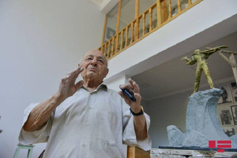 Омар Эльдаров с макетом своей работы