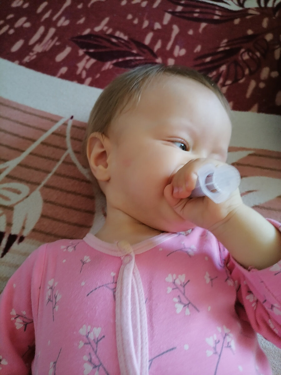 Юля с удовольствием ест все лекарства, еще полчаса шприц потом мусолит