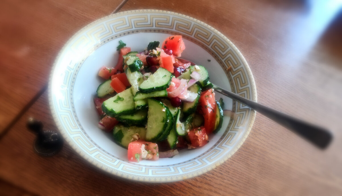 Грузинский салат (огурцы, помидоры, грецкие орехи, зёрна граната, оливковое масло, кинза, базилик, хмели сунели, уцхо-сунели, красный лук)