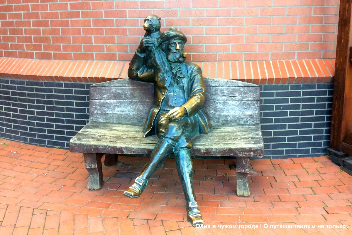 Сесть на коленки шкиперу не рискнула, а вот нос и ему, и обезьянке потерла. Не знаю кого благодарить - эту скульптуру или свой блог, но то что путешествий в моей жизни стало больше - это однозначно😉.