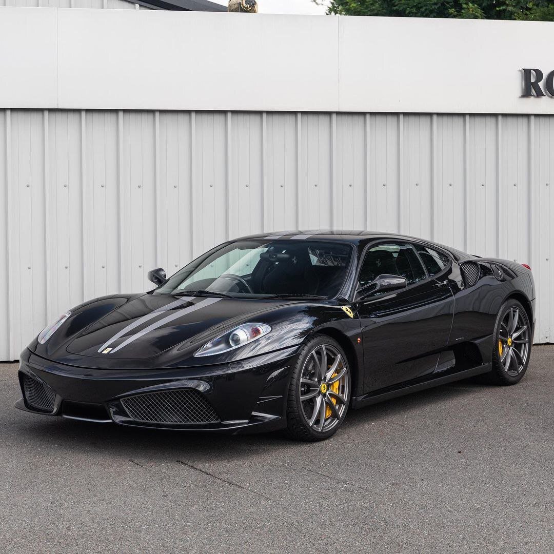 Двигатель Ferrari 430 Scuderia объёмом 4308 см³ развивает мощность 510 лошадиных сил, что позволяет автомобилю разгоняться до 100 километров в час за 3.7 секунды и развивать максимальную скорость 318 км/ч. Скорость: 314 км/ч. Мощность: 490 л.с. Разгон до 100: 3.8 сек. Ferrari F430 2004