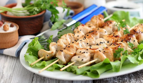 1. Диетический шашлык из куриной грудки. Вам понадобятся: куриная грудка  (1,5 кг.), различная зелень, чеснок, натуральный йогурт (400-500 мл.),  лимонный сок (2 ст. ложки), черный молотый перец. Приготовление:  смешиваем йогурт с чесноком, зеленью, лимонным соком, черным молотым  перцем. Добавляем куриную грудку и немного соли. Все хорошо перемешиваем  и убираем в холодильник на 1,5-2 часа. Готовый шашлык подаем с  запеченными овощами и натуральными соусами (помидорно-чесночный, сырный и  др.).