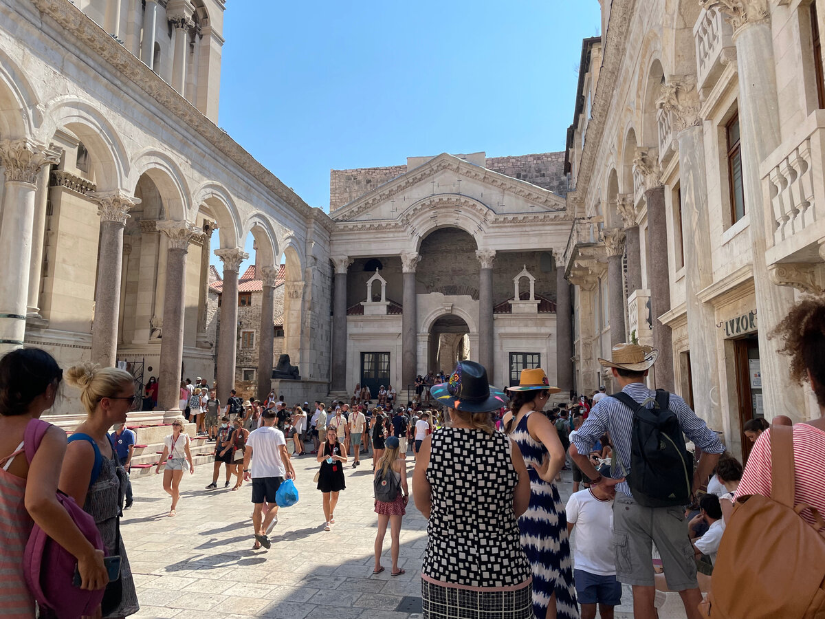На площади перед Дворцом Диоктелиана не протолкнуться - так много туристов. Фото автора