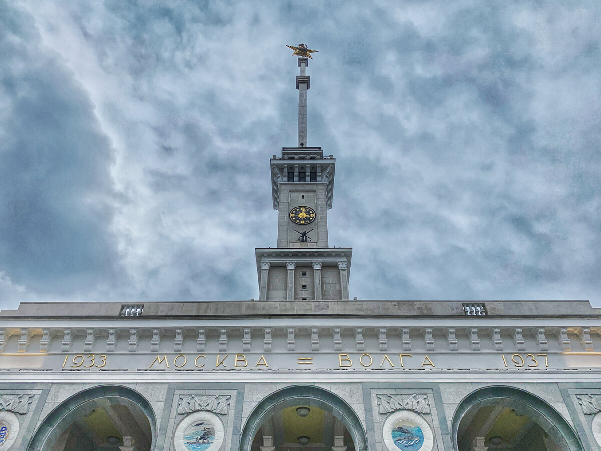 Новая звезда венчает шпиль. фото автора 