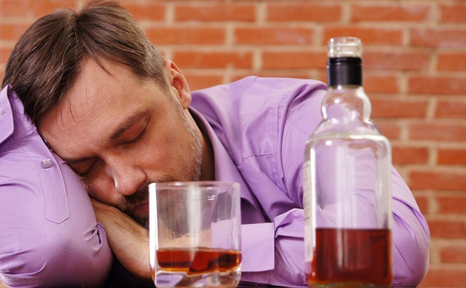 Муж напился и уснул. Пьющий человек. Человек пьет алкоголь. После запоя.