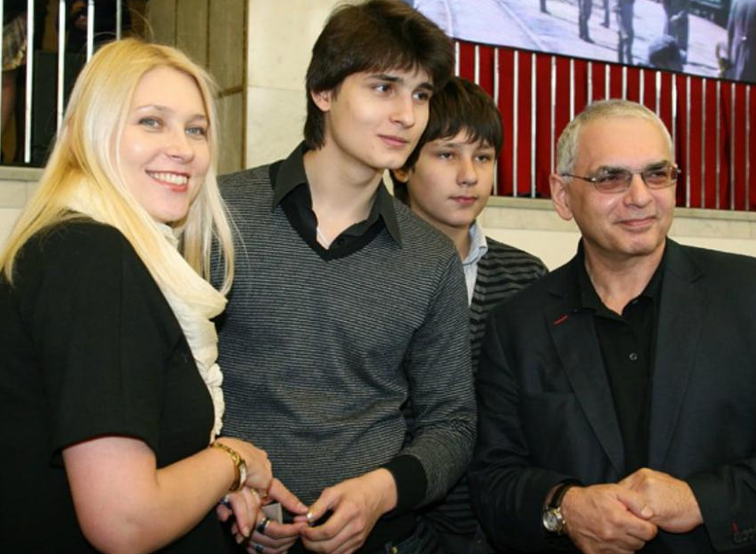 Жена карена шахназарова